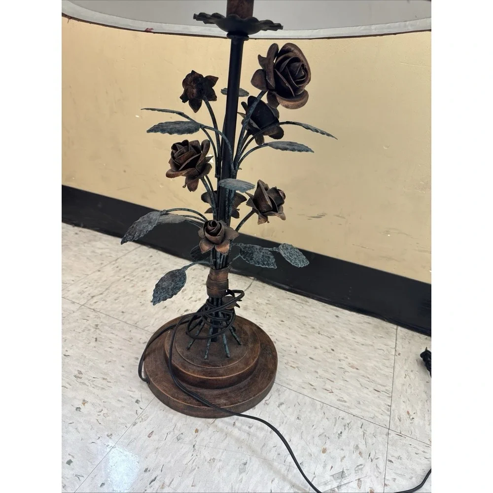 Vintage floral rose table lamp. Stunning. lamp shade.‎ bronze color